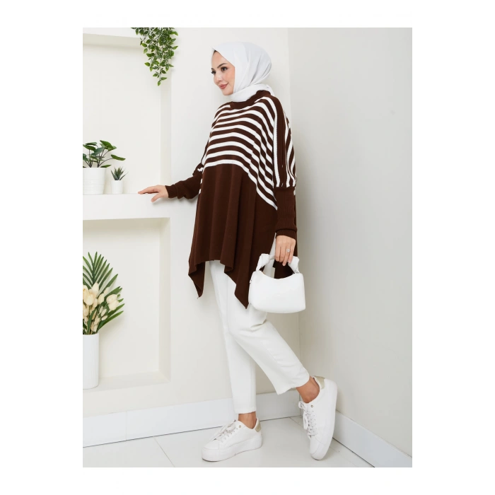 KADIN TESETTÜR ÇİZGİLİ DESENLİ TRİKO OVERSİZE KAZAK YANLARI YIRTMAÇLI KAHVERENGİ