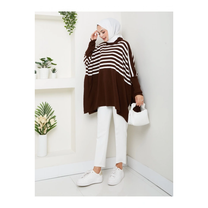 KADIN TESETTÜR ÇİZGİLİ DESENLİ TRİKO OVERSİZE KAZAK YANLARI YIRTMAÇLI KAHVERENGİ