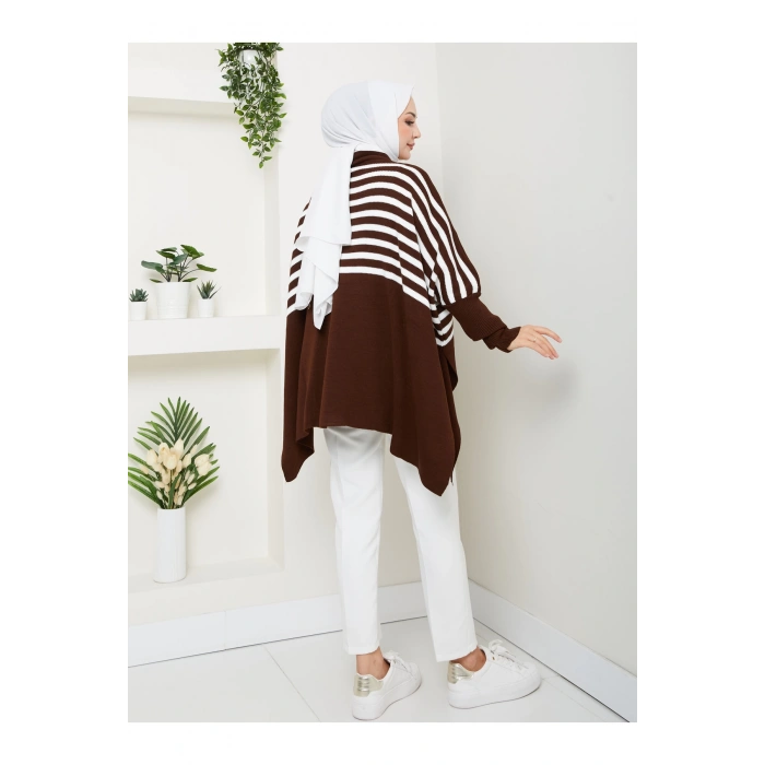 KADIN TESETTÜR ÇİZGİLİ DESENLİ TRİKO OVERSİZE KAZAK YANLARI YIRTMAÇLI KAHVERENGİ