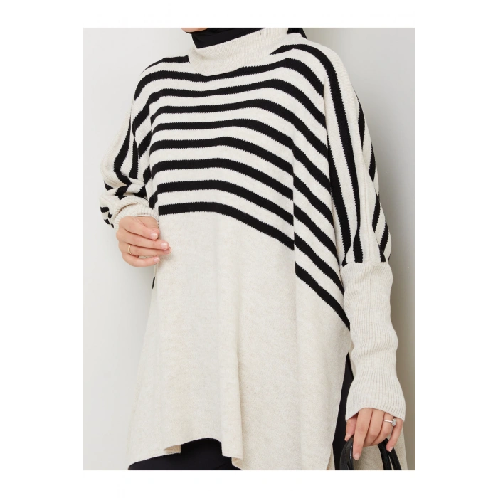 KADIN TESETTÜR ÇİZGİLİ DESENLİ TRİKO OVERSİZE KAZAK YANLARI YIRTMAÇLI BEJ