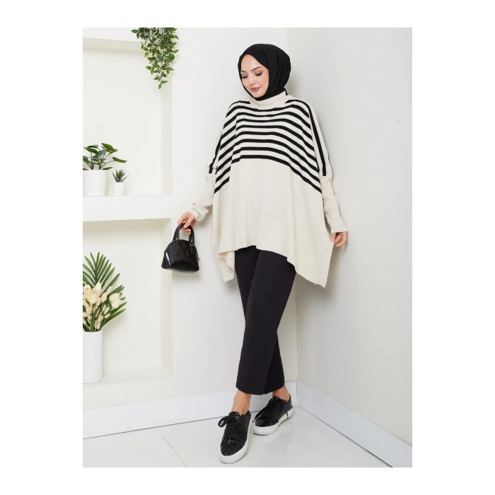 KADIN TESETTÜR ÇİZGİLİ DESENLİ TRİKO OVERSİZE KAZAK YANLARI YIRTMAÇLI BEJ