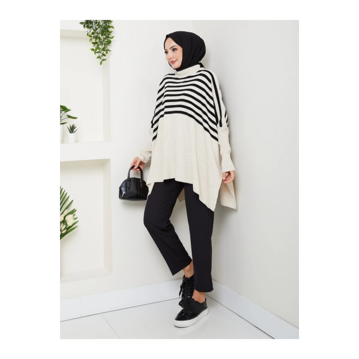 KADIN TESETTÜR ÇİZGİLİ DESENLİ TRİKO OVERSİZE KAZAK YANLARI YIRTMAÇLI BEJ