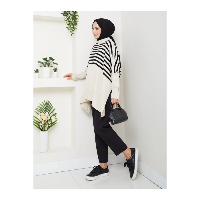 KADIN TESETTÜR ÇİZGİLİ DESENLİ TRİKO OVERSİZE KAZAK YANLARI YIRTMAÇLI BEJ