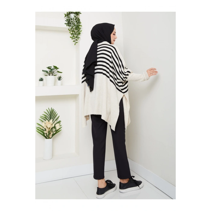 KADIN TESETTÜR ÇİZGİLİ DESENLİ TRİKO OVERSİZE KAZAK YANLARI YIRTMAÇLI BEJ