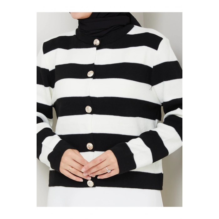 KADIN SİYAH KREM ÇİZGİLİ HIRKA GOLD DÜĞMELİ TRİKO HIRKA