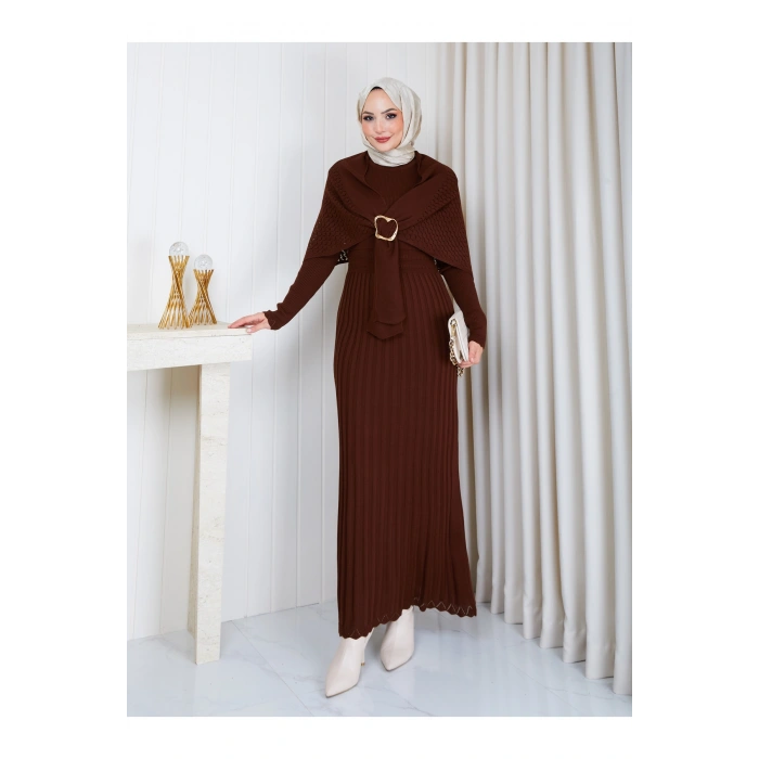 KADIN PELERİN DETAYLI PİLİSELİ BROŞ DETAYLI UZUN TRİKO İKİLİ ELBESİ