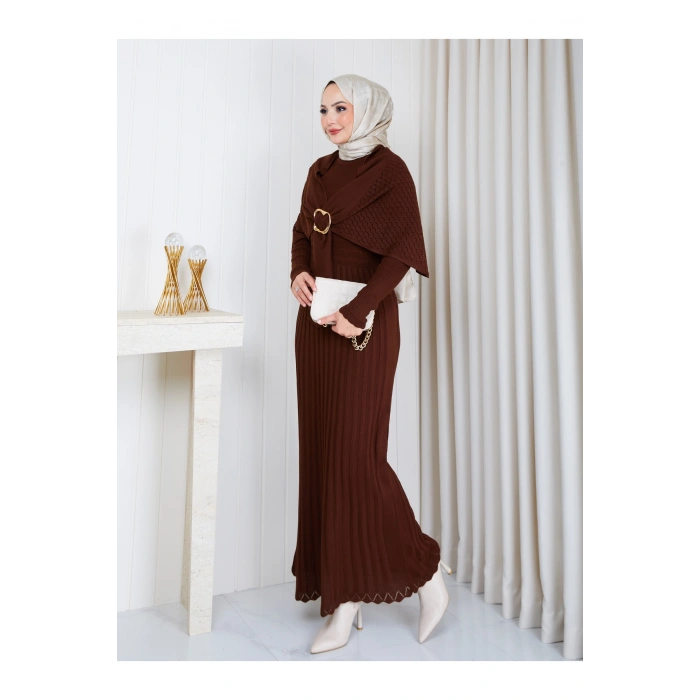 KADIN PELERİN DETAYLI PİLİSELİ BROŞ DETAYLI UZUN TRİKO İKİLİ ELBESİ