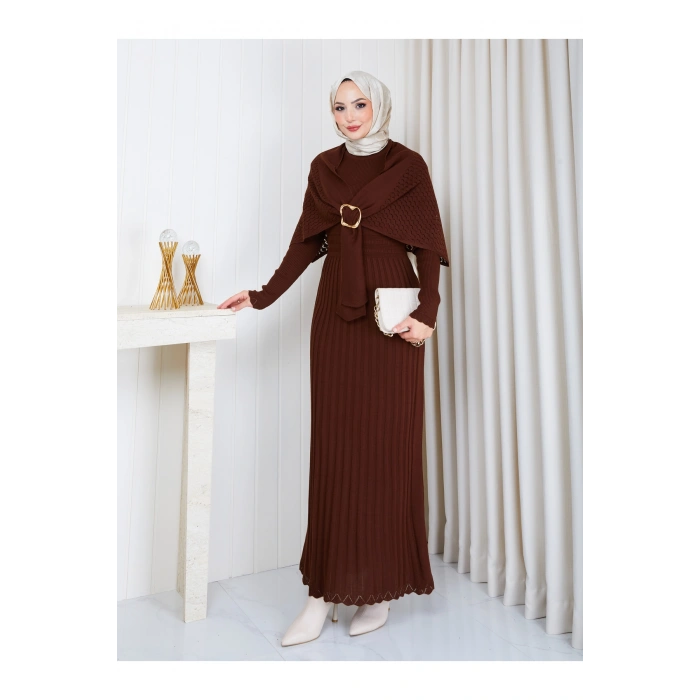 KADIN PELERİN DETAYLI PİLİSELİ BROŞ DETAYLI UZUN TRİKO İKİLİ ELBESİ