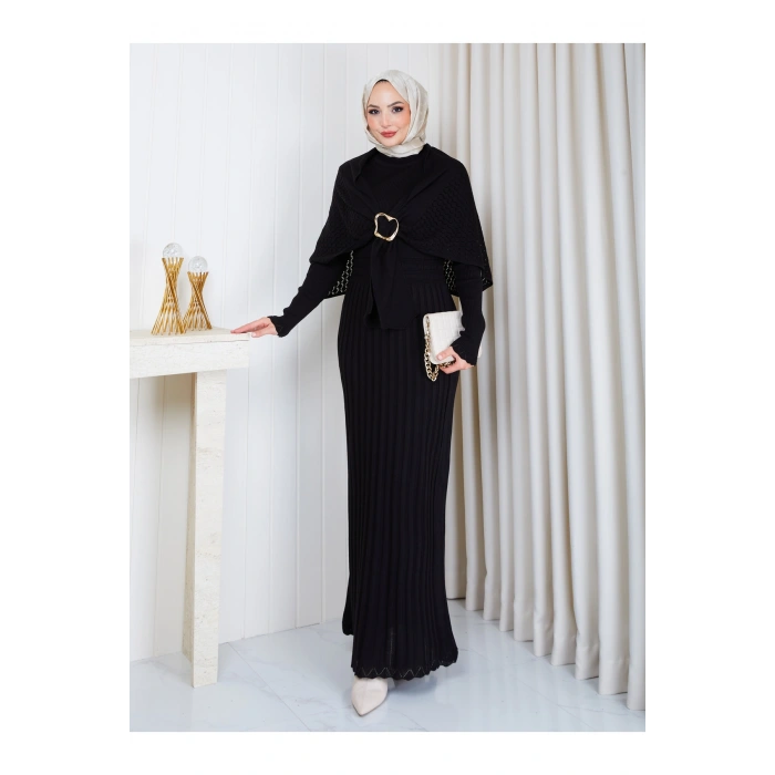 KADIN PELERİN DETAYLI PİLİSELİ BROŞ DETAYLI UZUN TRİKO İKİLİ ELBESİ