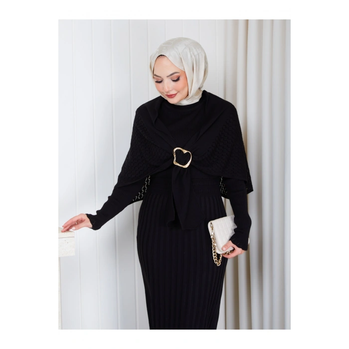 KADIN PELERİN DETAYLI PİLİSELİ BROŞ DETAYLI UZUN TRİKO İKİLİ ELBESİ