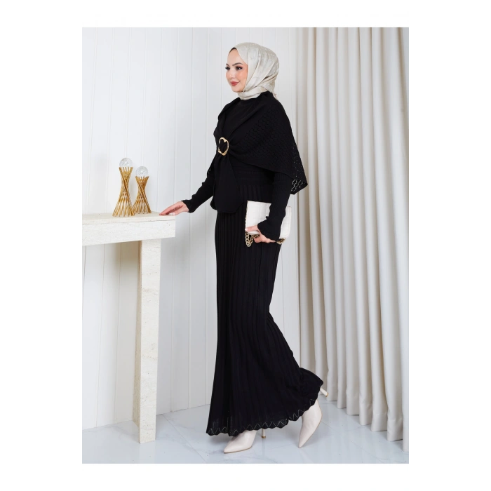 KADIN PELERİN DETAYLI PİLİSELİ BROŞ DETAYLI UZUN TRİKO İKİLİ ELBESİ
