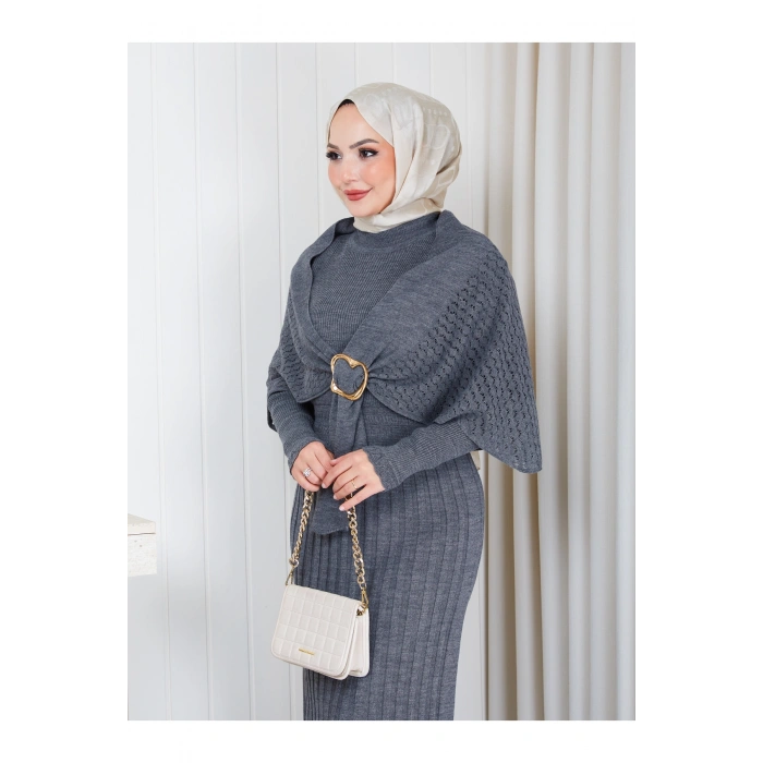 KADIN PELERİN DETAYLI PİLİSELİ BROŞ DETAYLI UZUN TRİKO İKİLİ ELBESİ
