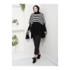 KADIN TESETTÜR ÇİZGİLİ DESENLİ TRİKO OVERSİZE KAZAK YANLARI YIRTMAÇLI SİYAH
