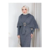 KADIN PELERİN DETAYLI PİLİSELİ BROŞ DETAYLI UZUN TRİKO İKİLİ ELBESİ