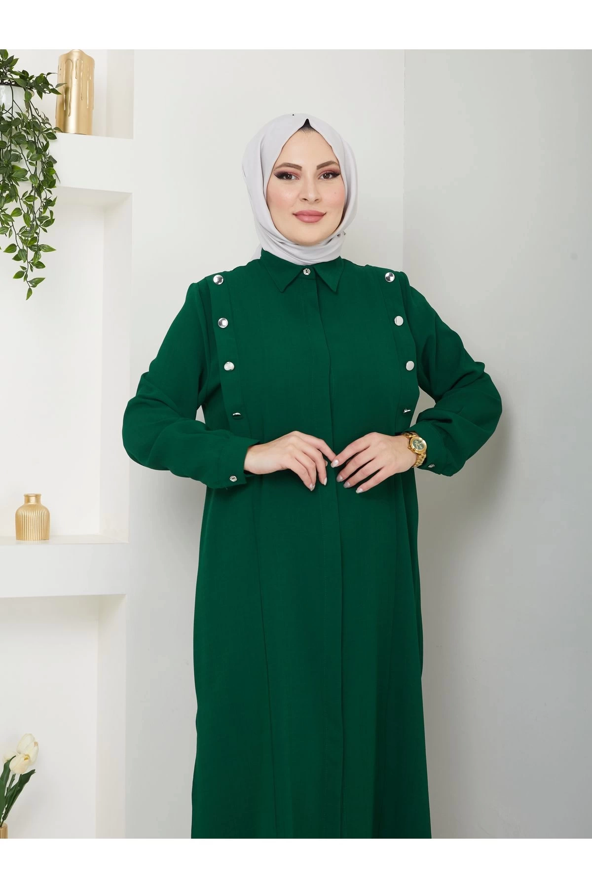بدلة طويلة القامة بألوان زمردية
