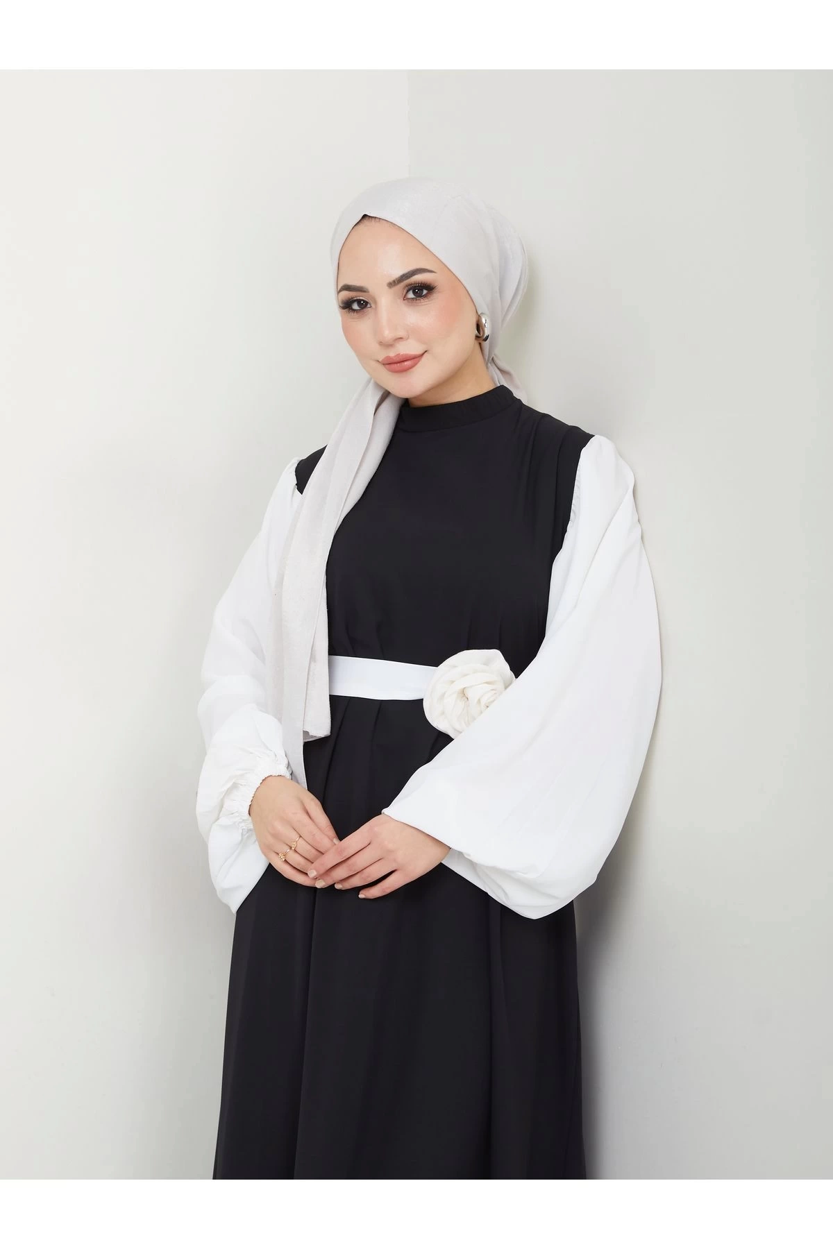 KADIN TESETTÜR KOLU BEYAZ ELBİSE ÇİÇEKLİ TOKA SİYAH ELBİSE