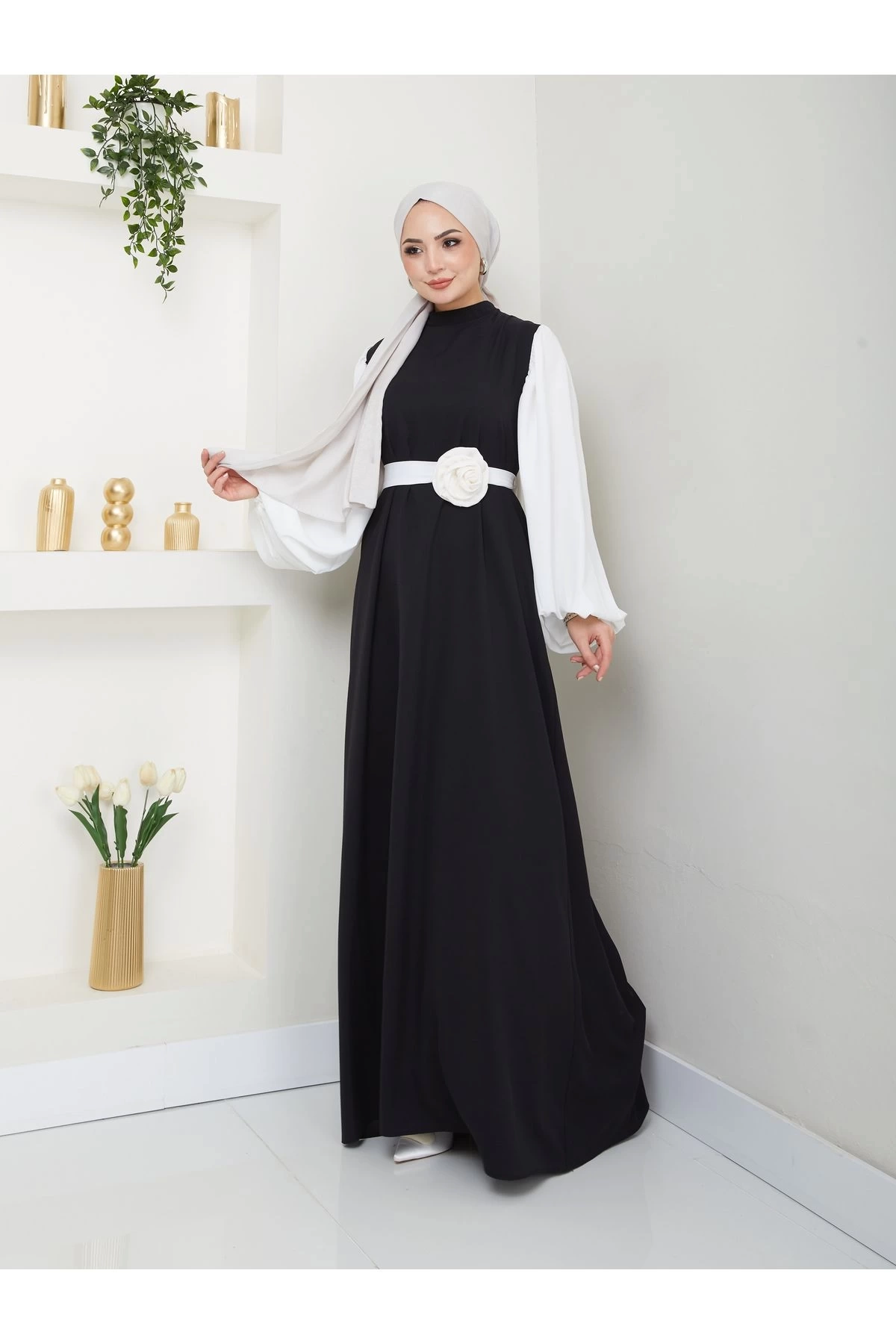 KADIN TESETTÜR KOLU BEYAZ ELBİSE ÇİÇEKLİ TOKA SİYAH ELBİSE