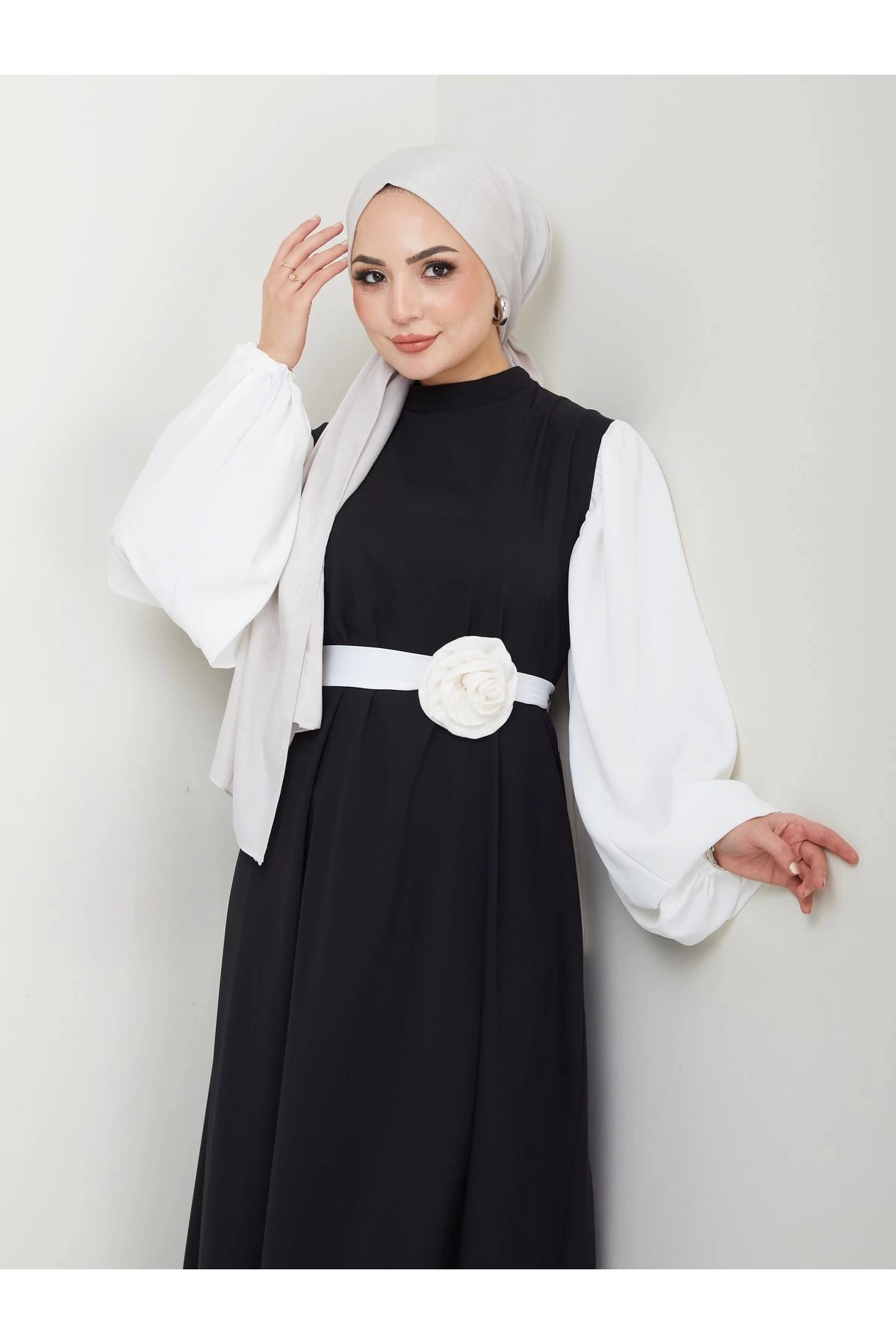 KADIN TESETTÜR KOLU BEYAZ ELBİSE ÇİÇEKLİ TOKA SİYAH ELBİSE