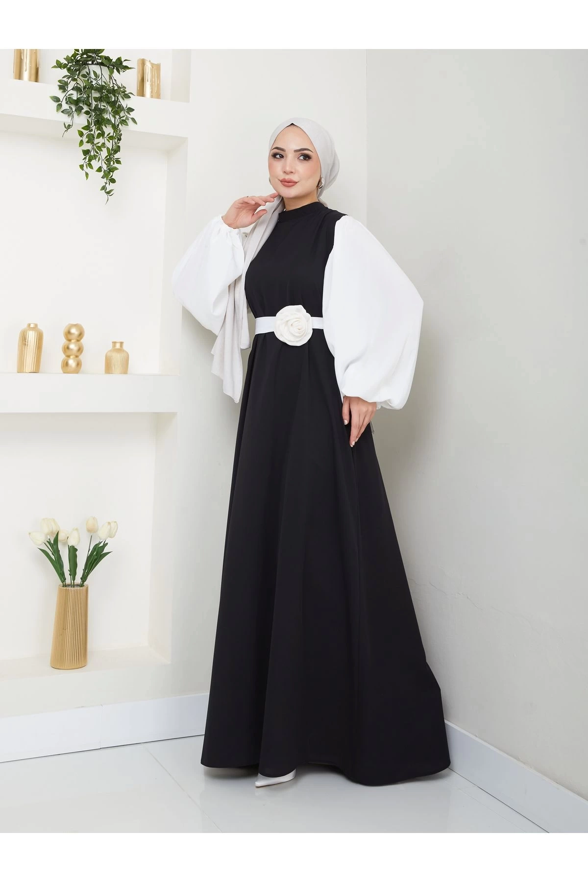 KADIN TESETTÜR KOLU BEYAZ ELBİSE ÇİÇEKLİ TOKA SİYAH ELBİSE