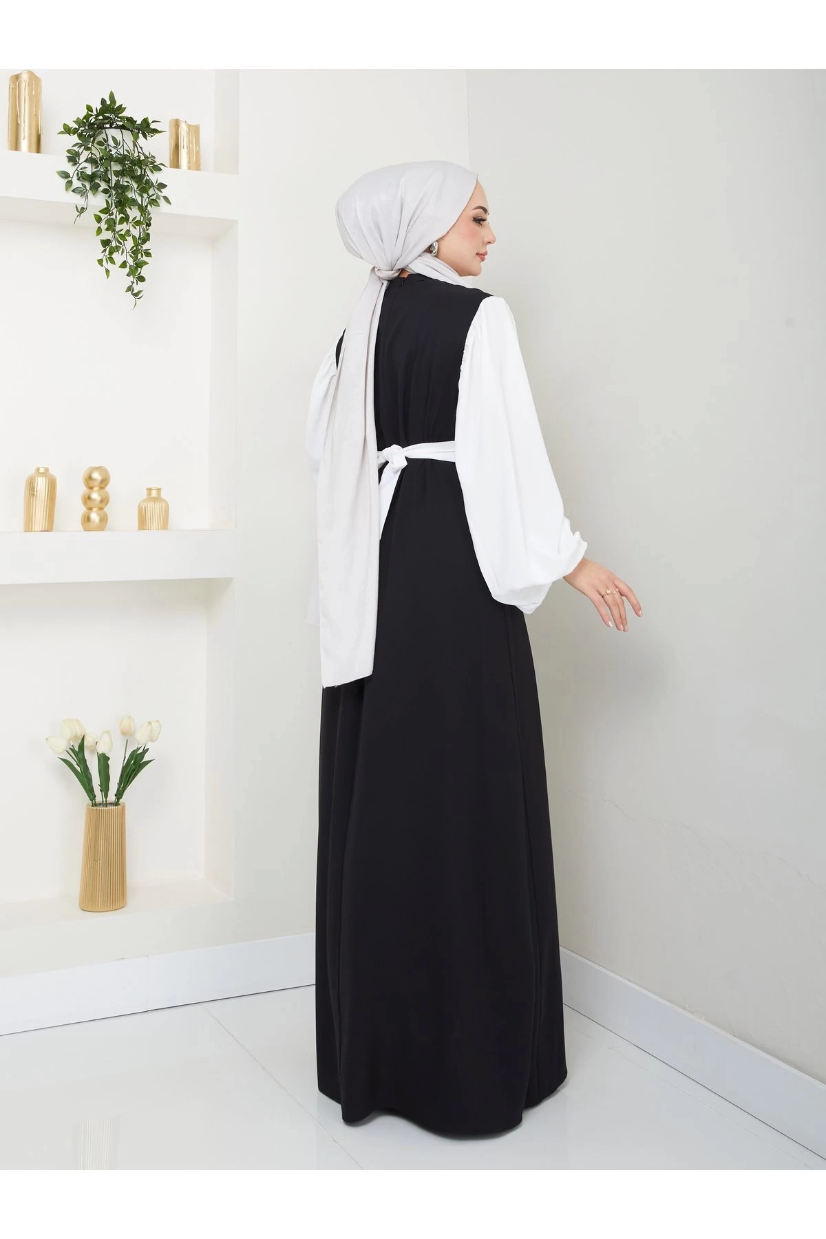 KADIN TESETTÜR KOLU BEYAZ ELBİSE ÇİÇEKLİ TOKA SİYAH ELBİSE