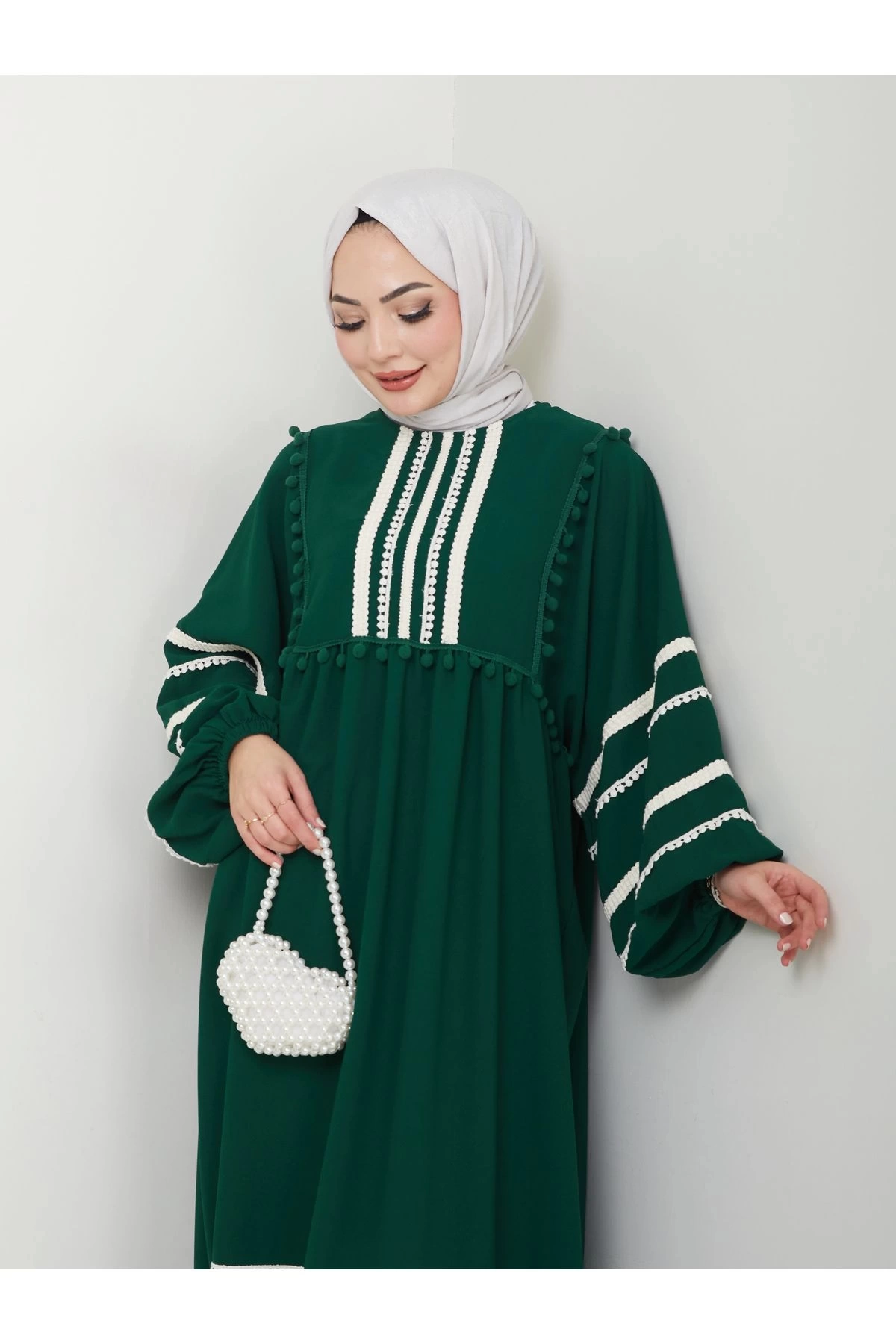 KADIN TESETTÜR DANTELLİ ŞERİT ELBİSE ZÜMRÜT