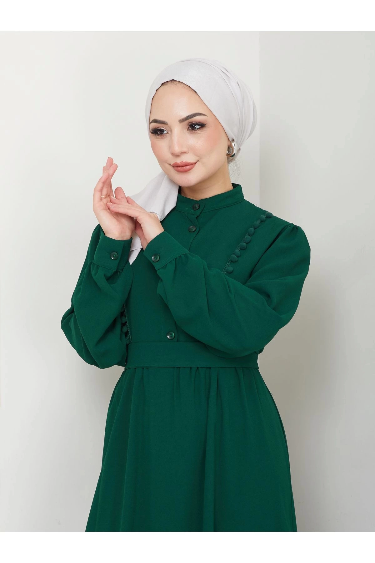 KADIN TESETTÜR DANTELLİ ŞERİT ELBİSE ZÜMRÜT