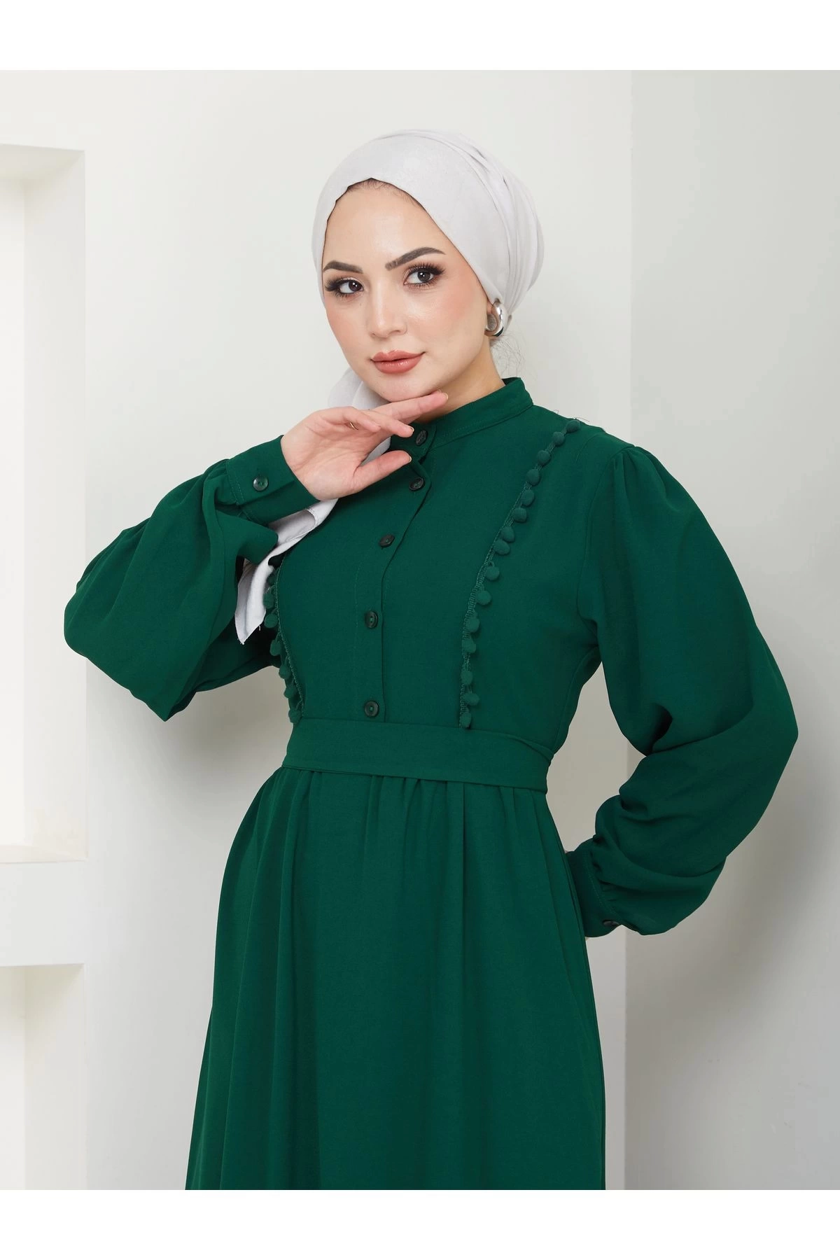 KADIN TESETTÜR DANTELLİ ŞERİT ELBİSE ZÜMRÜT