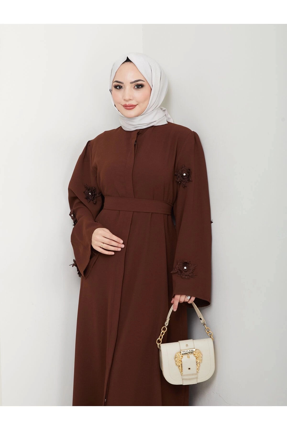 KOLU GÜL DANTELLİ DETAYLI ABAYA TESETTÜR GIYIM KADIN FERACE ELBISE 5007 KAHVE