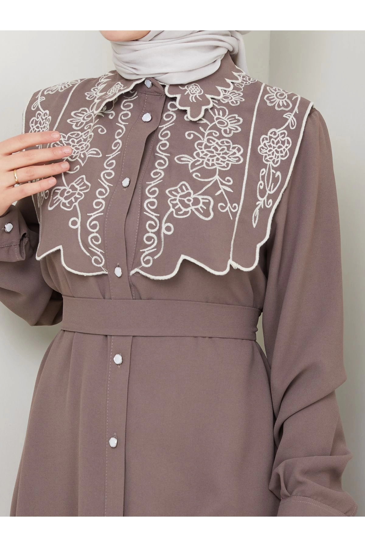 NAKIŞLI ABAYA TESETTÜR GIYIM KADIN FERACE ELBİSE 814 VİZON