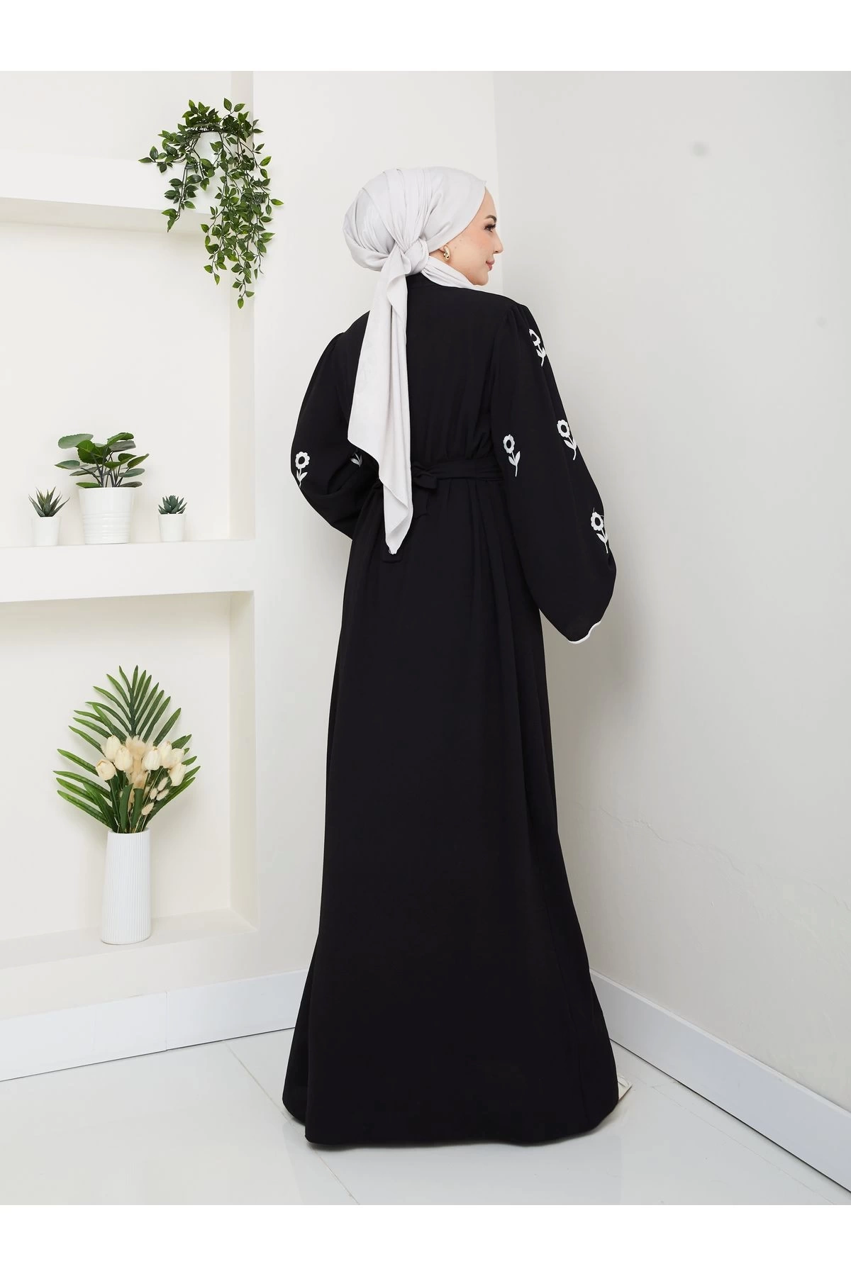 KOLU ÇİÇEK NAKIŞ DETAYLI TESETTÜR KADIN ABİYE ELBİSE SİYAH