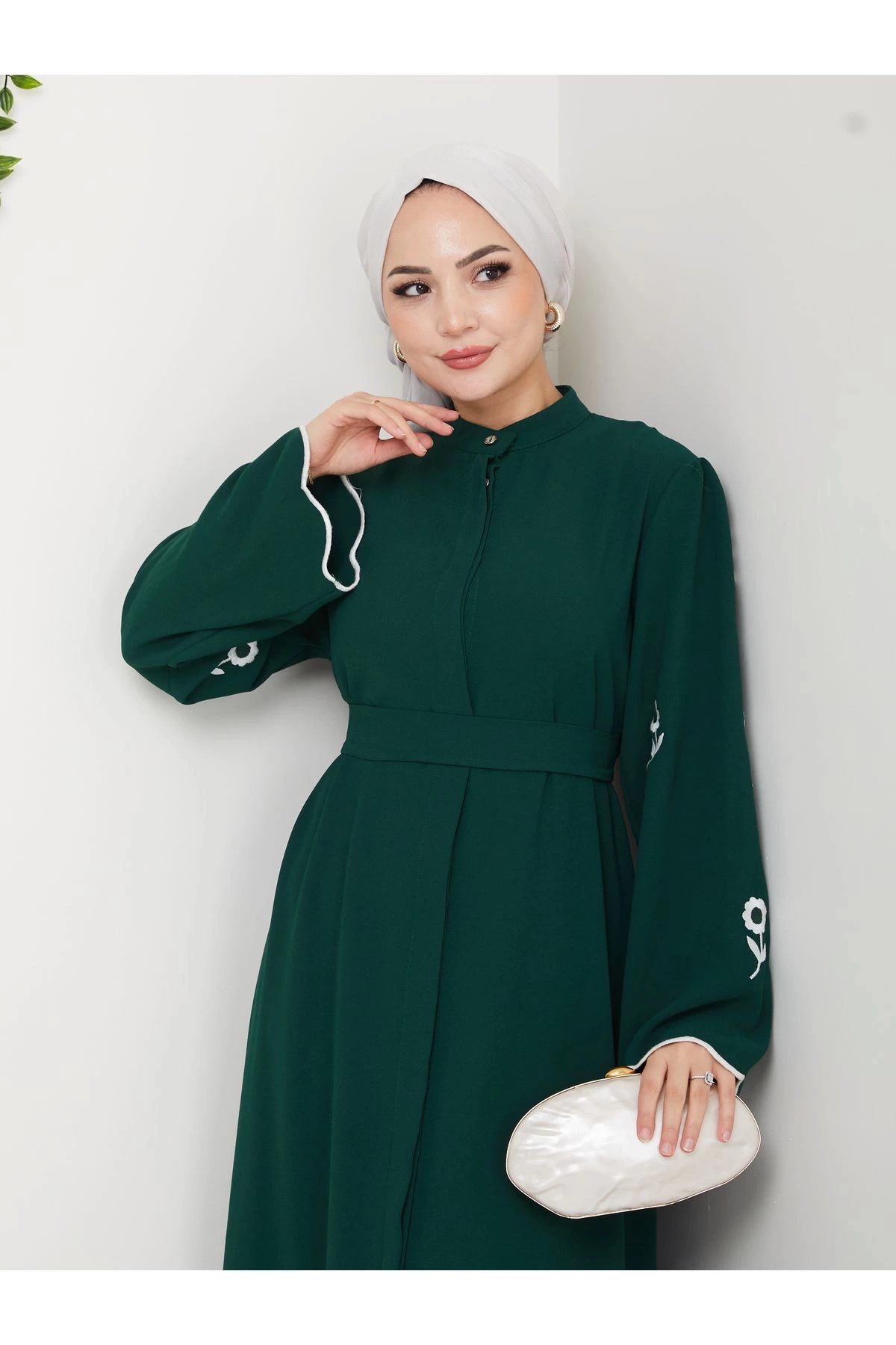 KOLU ÇİÇEK NAKIŞ DETAYLI TESETTÜR KADIN ABİYE ELBİSE ZÜMRÜT