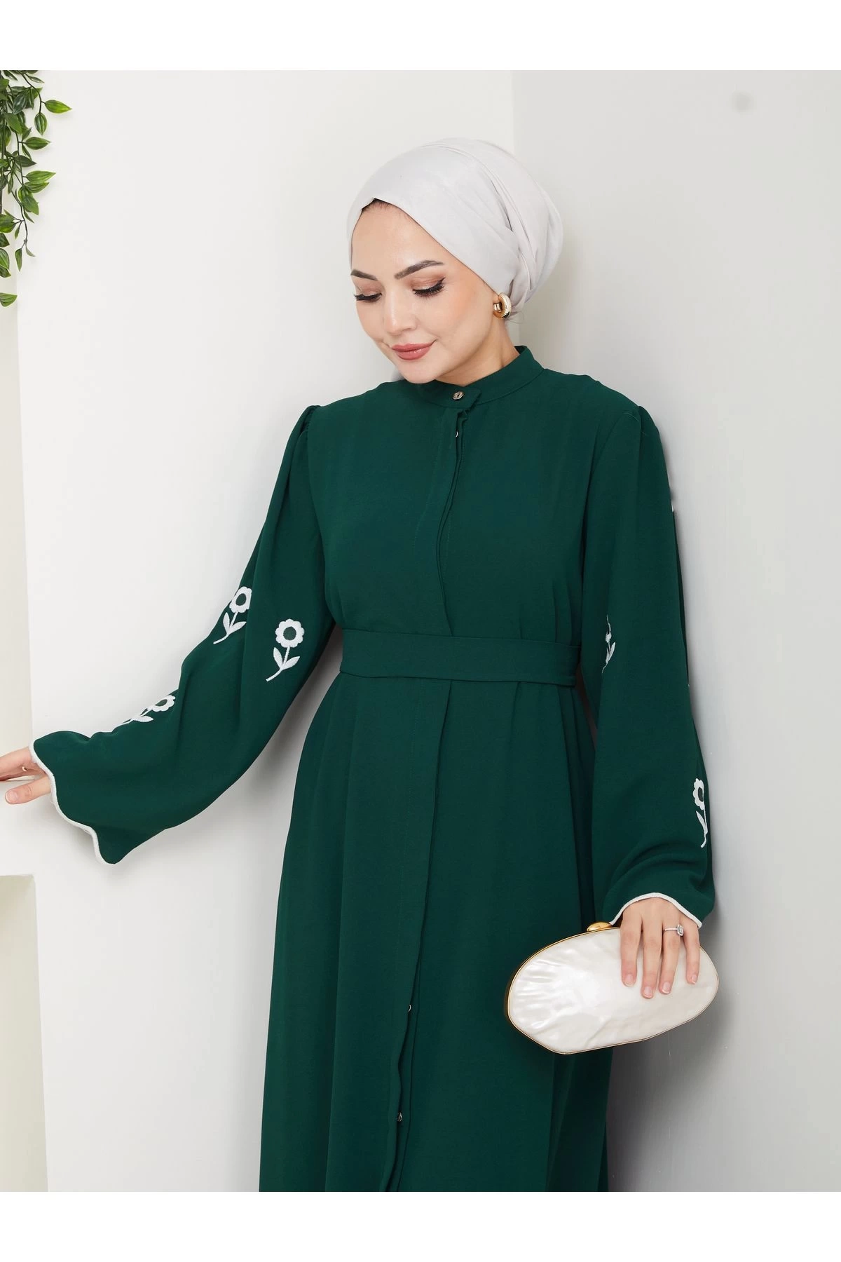 KOLU ÇİÇEK NAKIŞ DETAYLI TESETTÜR KADIN ABİYE ELBİSE ZÜMRÜT