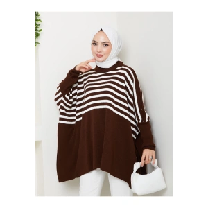 KADIN TESETTÜR ÇİZGİLİ DESENLİ TRİKO OVERSİZE KAZAK YANLARI YIRTMAÇLI KAHVERENGİ