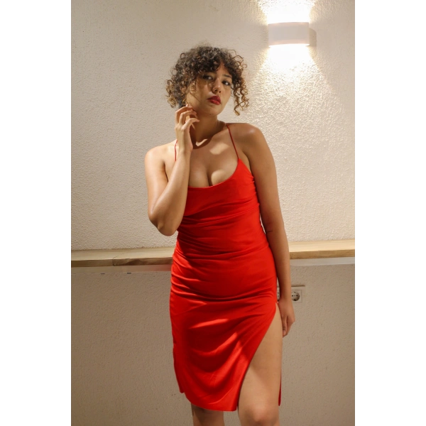 Yırtmaçlı Kırmızı Elbise