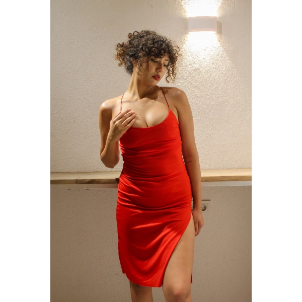 Yırtmaçlı Kırmızı Elbise