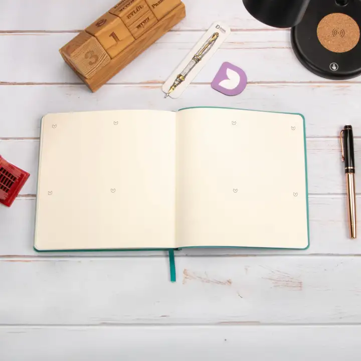 16,5x16,5 cm Füme Yumuşak Deri Kapak Noktalı Tarihsiz Dikişli Not Okul Defteri