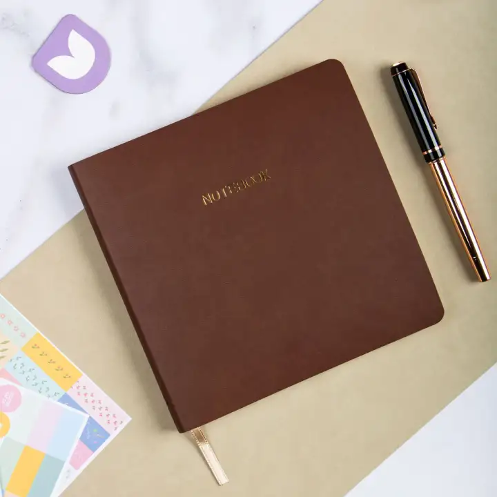 16,5x16,5 cm Kahverengi Yumuşak Deri Kapak Noktalı Tarihsiz Dikişli Not Okul Defteri