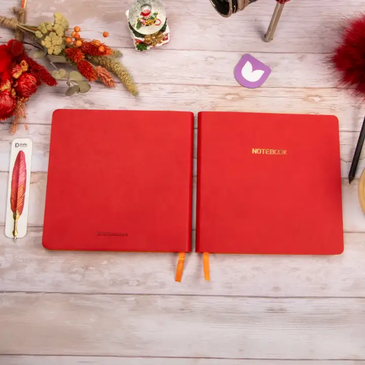 16,5x16,5 cm Kırmızı Yumuşak Deri Kapak Noktalı Tarihsiz Dikişli Not Okul Defteri