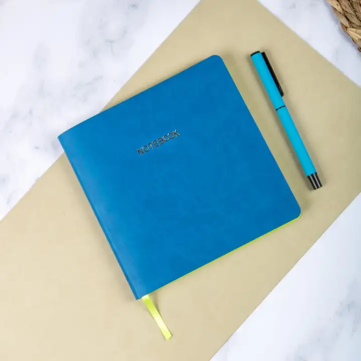 16,5x16,5 cm Mavi Yumuşak Deri Kapak Noktalı Tarihsiz Dikişli Not Okul Defteri