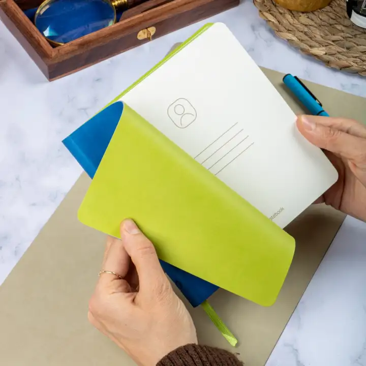 16,5x16,5 cm Mavi Yumuşak Deri Kapak Noktalı Tarihsiz Dikişli Not Okul Defteri