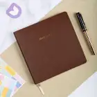 16,5x16,5 cm Kahverengi Yumuşak Deri Kapak Noktalı Tarihsiz Dikişli Not Okul Defteri