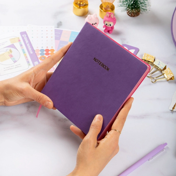 16,5x16,5 cm Mor Yumuşak Deri Kapak Noktalı Tarihsiz Dikişli Not Okul Defteri