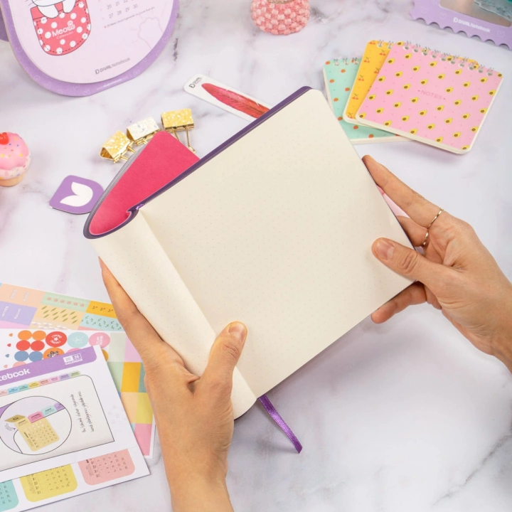 16,5x16,5 cm Pembe Yumuşak Deri Kapak Noktalı Tarihsiz Dikişli Not Okul Defteri