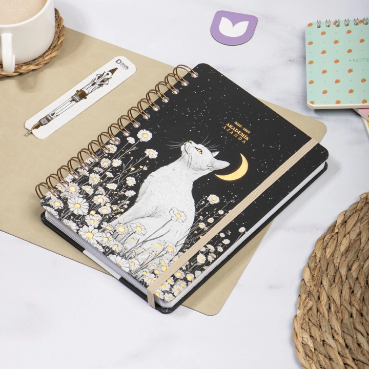 2025-2026 A5 Akademik Ajanda Spiralli Kuşe Kapak 16 Aylık - Yıldızlı Kedi