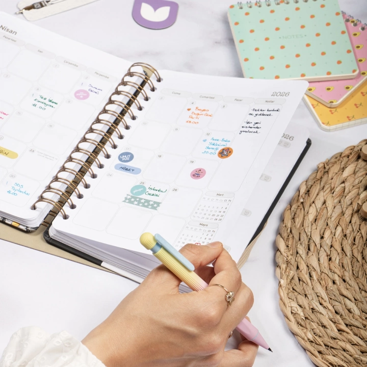 2025-2026 A5 Akademik Ajanda Spiralli Kuşe Kapak 16 Aylık - Yıldızlı Kedi