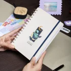 Kuşe Sert Kapak Spiralli Tarihsiz Haftalık Planlayıcı A5 Krem Deniz