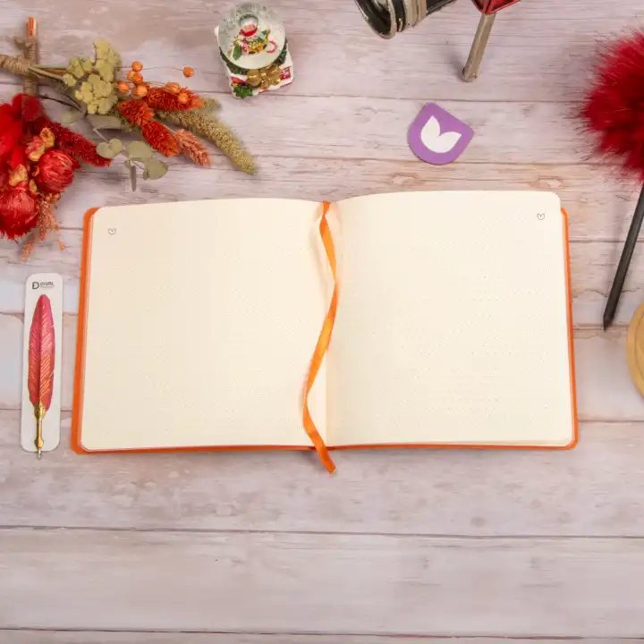 16,5x16,5 cm Yumuşak Vegan Deri Kapak Noktalı Not Okul Defteri - Kırmızı