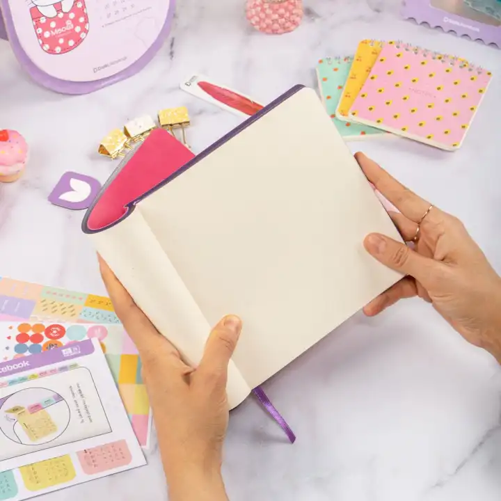 16,5x16,5 cm Yumuşak Vegan Deri Kapak Noktalı Not Okul Defteri - Pembe