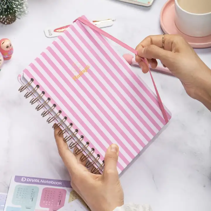 A5 Spiralli Süresiz Haftalık Planlayıcı – Kuşe Sert Kapak Ajanda – Pembe Çizgili