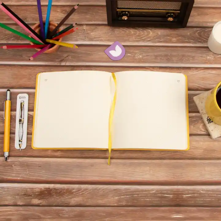 16,5x16,5 cm Fıstık Yeşil Yumuşak Deri Kapak Noktalı Tarihsiz Dikişli Not Okul Defteri